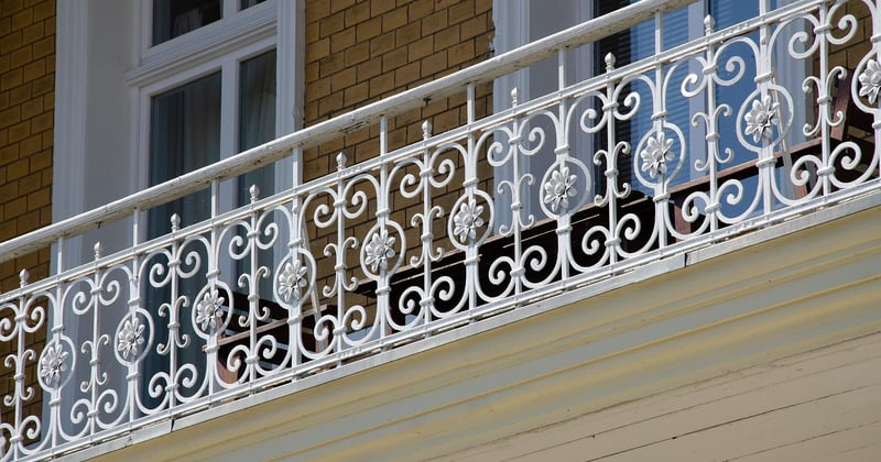 Restauration d'un balcon en pierre et fer forgé ancien : le guide