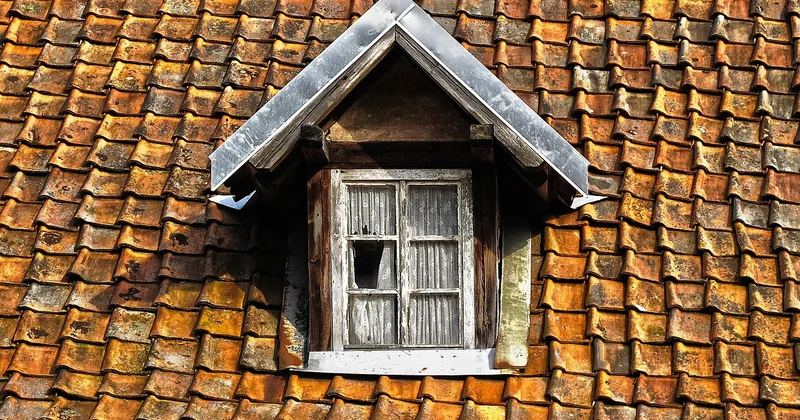 Comment assortir une tuile neuve à une toiture ancienne