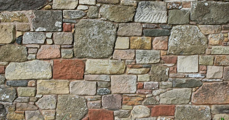 Monter un mur en pierre à la chaux : la mise en œuvre qui ne pardonne pas l'improvisation