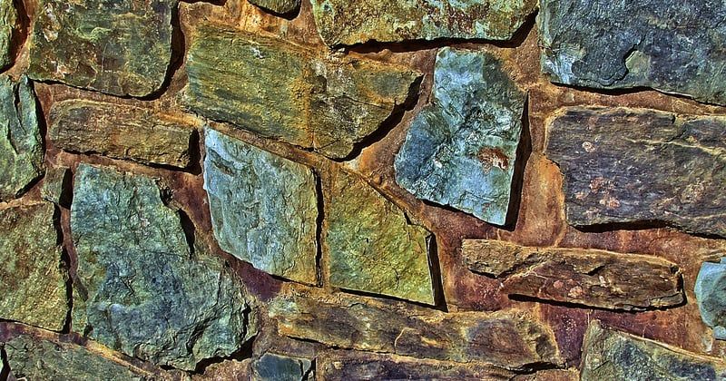 Comment rénover une façade en pierre apparente sans la dénaturer