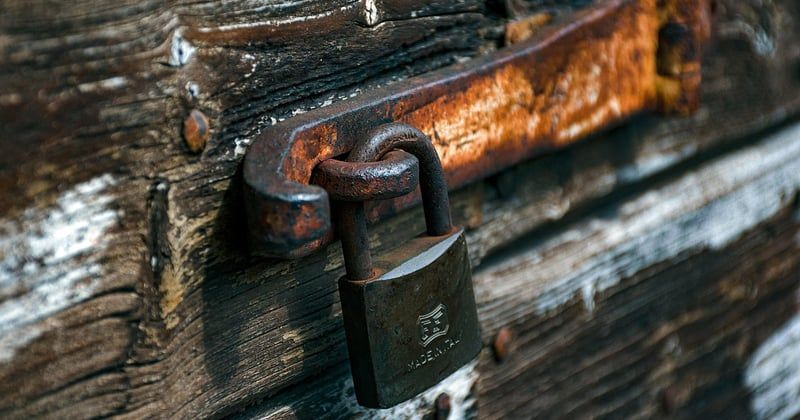 Changer la serrure d’une porte ancienne en bois : nos astuces pour réussir