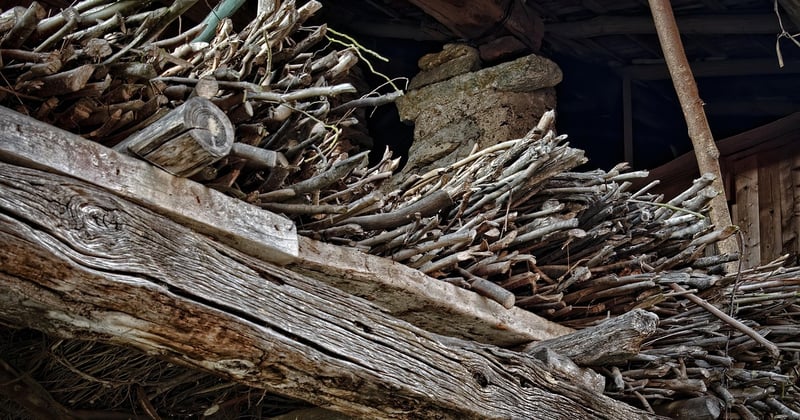 Réparer une poutre bois de charpente ancienne fissurée : le guide